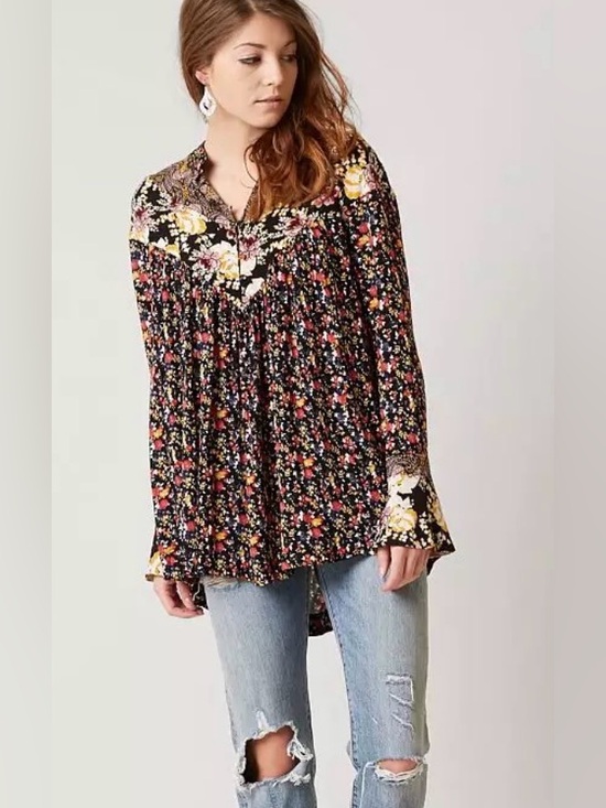 Free People Tops - FREE PEOPLE Wildflower Fields Henley Tunic Top V-neck button Women’s Size Medium